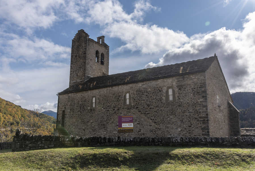 Huesca - Linas de Broto 4 - iglesia de San Miguel.jpg